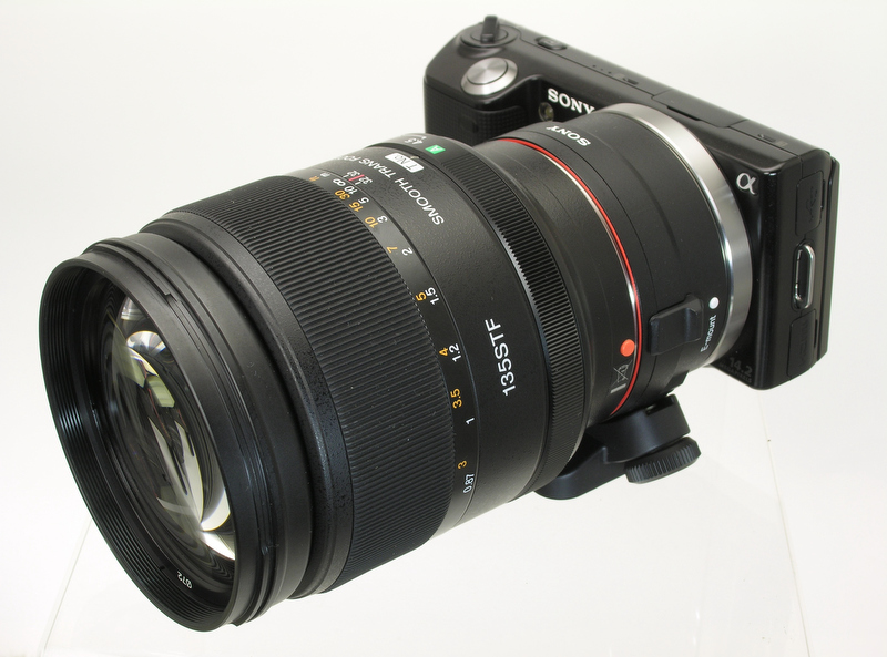 <b>135mm F2.8 [T4.5] STF装着例。レンズの価格は18万3,750円</b>