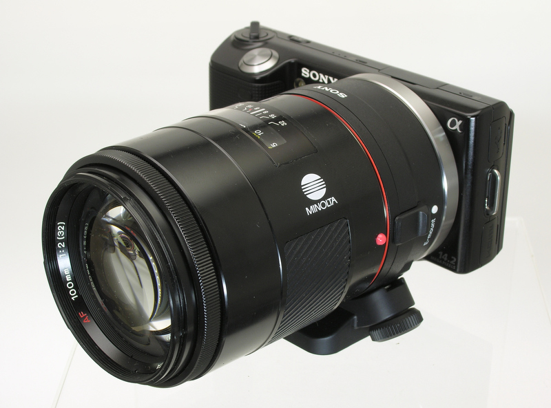 <b>100mm F2.8 Macro装着例。ソニーブランドでの価格は9万2,400円</b>