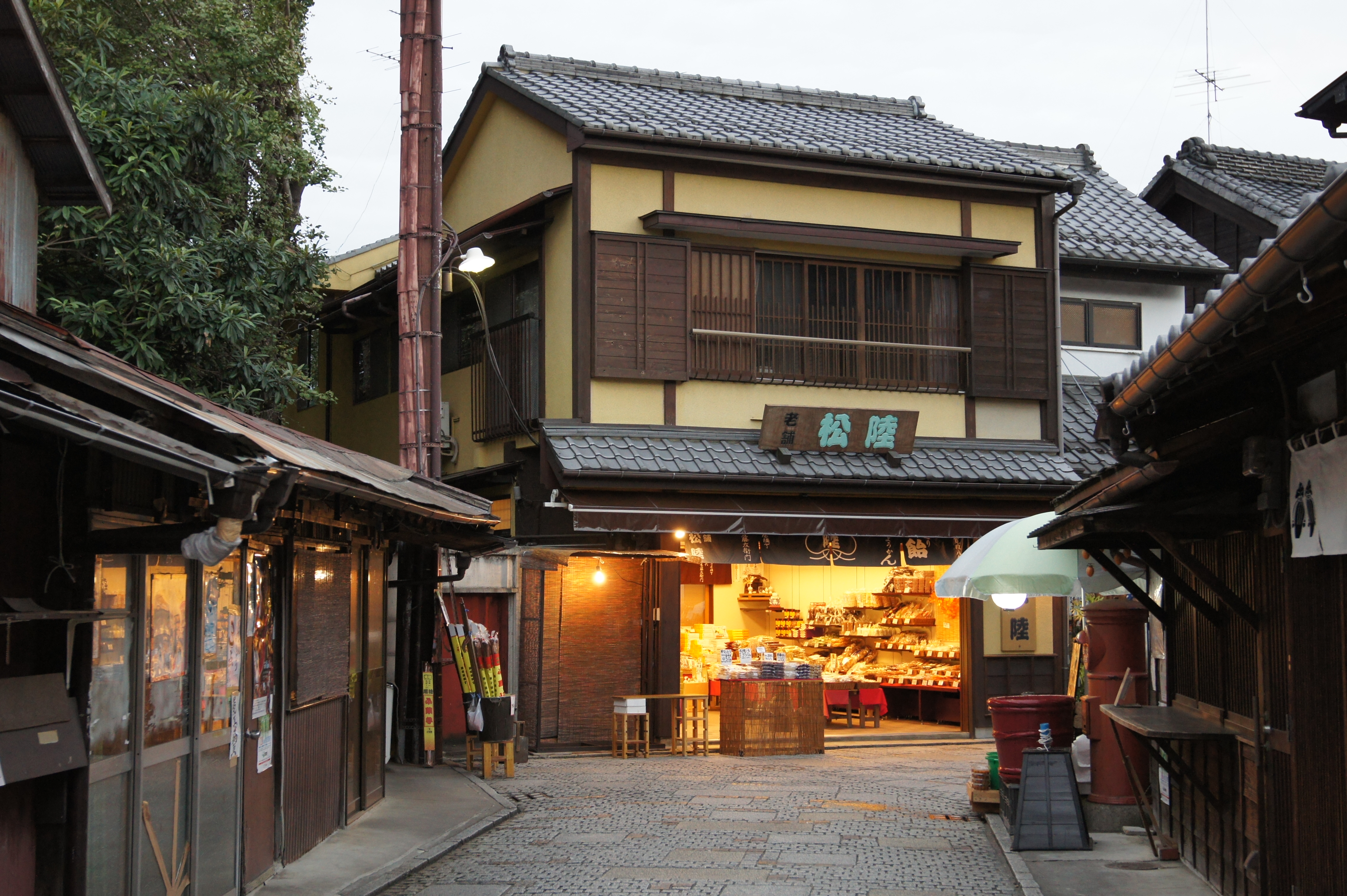 <b>NEX-5 / Vario Sonnar T* 16-35mm F2.8 ZA SSM / 約5.2MB / 4,592×3,056 / 1/60秒 / F4 / 0.0EV / ISO1000 / WB:オート / 35mm / クリエイティブスタイル:スタンダード　Dレンジオプティマイザー:オート  高感度ノイズリダクション:オート</b>