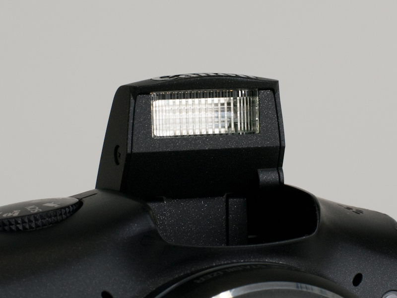 <b>内蔵ストロボは従来機と同じく、手動で持ち上げるタイプを採用した</b>