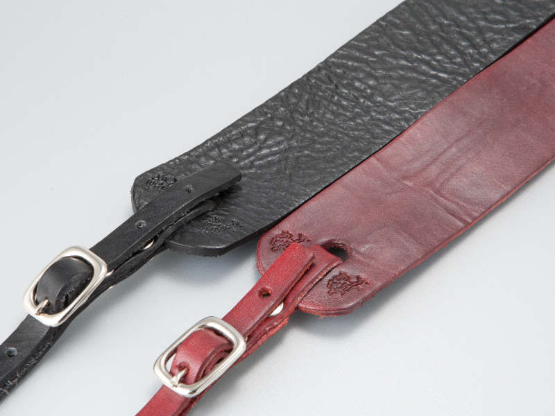 <b>プレーンなタイプのSimple Camera Strapは1万2,600円。肉厚のレザーで存在感がある</b>