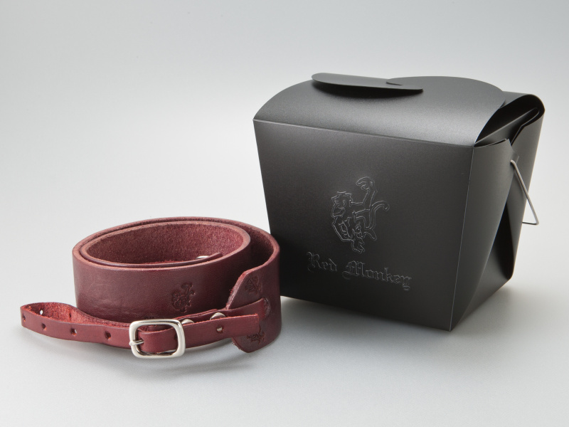 <b>ストラップのパッケージングは樹脂製のボックスだ。金属製の取っ手が付いている</b>