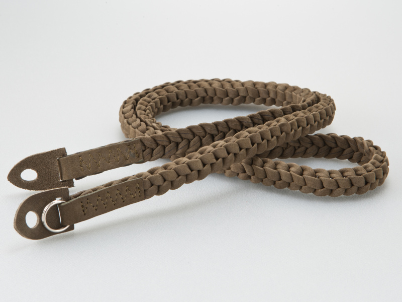 <b>細いレザーを立体的に編み込んでいる。若干の伸縮性があり、使い心地がよい。価格は79ドル</b>