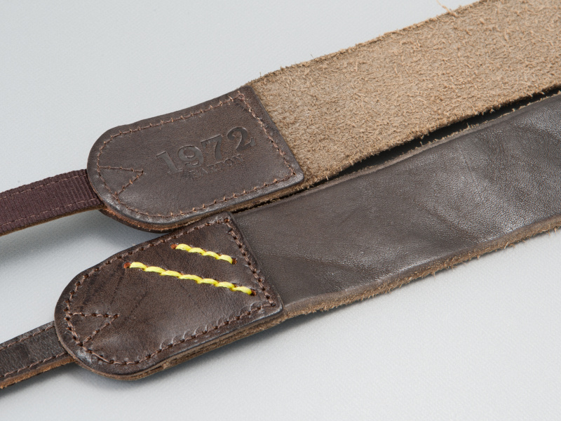 <b>一眼レフ向けのワイドストラップ。ビンテージ風レザーの切りっぱなしというラフなデザインだ。価格は59ドル</b>