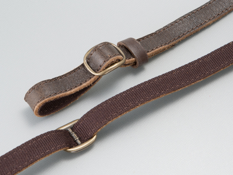 <b>いわゆるフルレザータイプの製品だが、取り付け部の裏面はアクリルテープで補強してある</b>