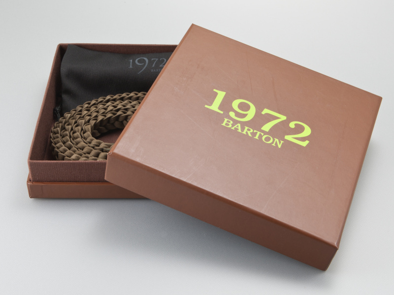 <b>ストラップは作りの良い化粧箱に入って届く。高級志向のブランドイメージが伝わってくる</b>