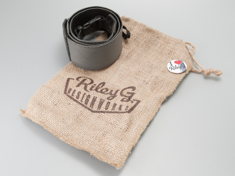 <b>パッケージは麻袋だ。ただし、麻の糸くずが裏面のスエードに付着するため、ミスマッチかもしれない</b>