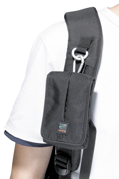 <b>肩ベルトにポーチを取り付けできる</b>