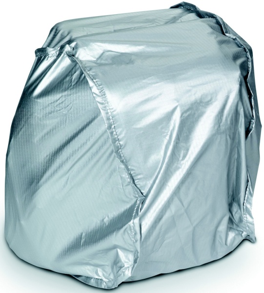 <b>付属のエレメントカバーは直射日光保護用のシルバー面も備える</b>