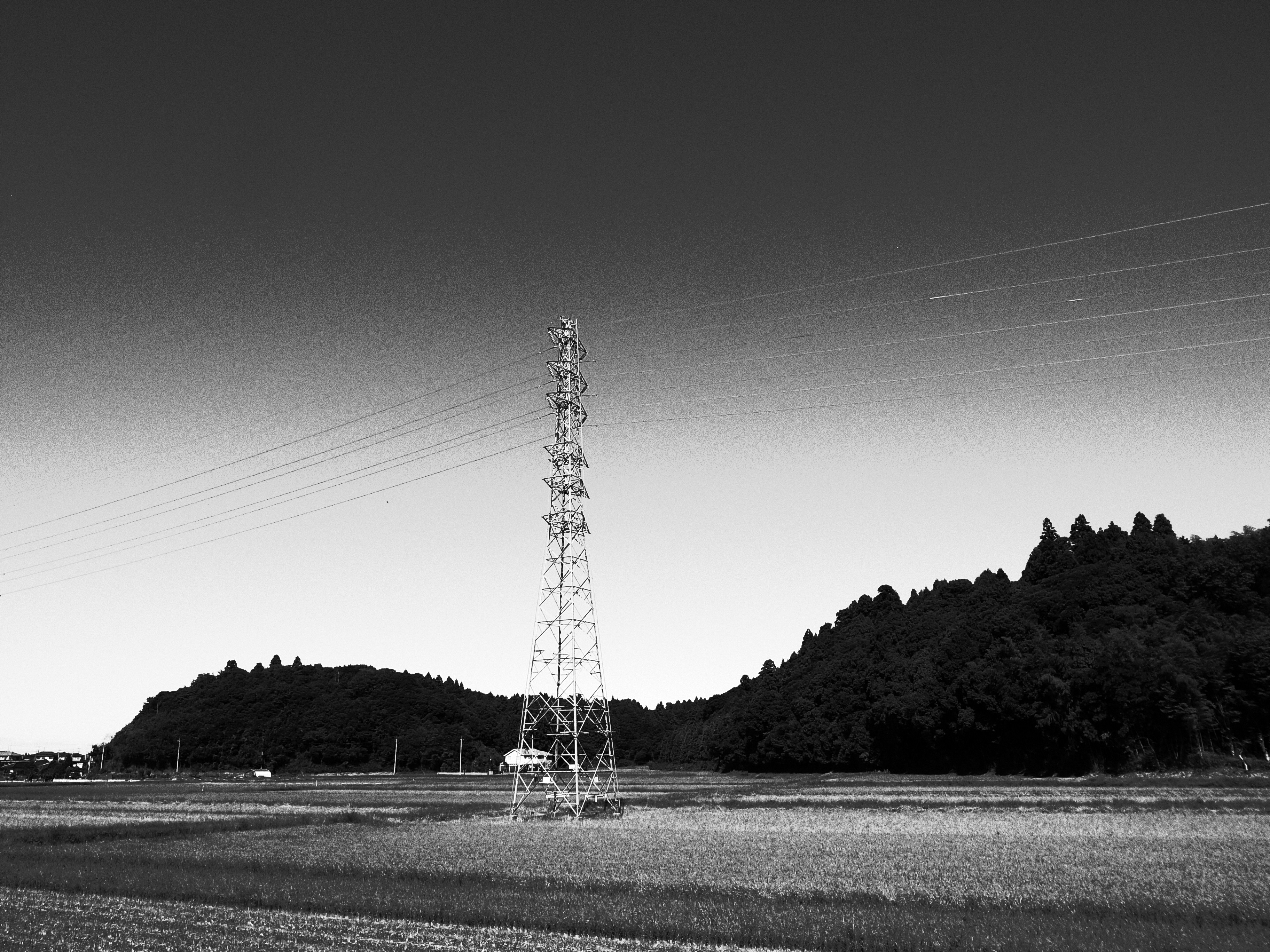 <b>ハイコントラスト白黒（コントラストMAX）。こちらも順光で撮影。空のグラデーション部分の粒子感が出ている<br>GR DIGITAL III / 3,648×2,736 / 1/1,230秒 / F3.2 / +0.3EV / ISO64 / プログラム / WB:オート / 6mm</b>