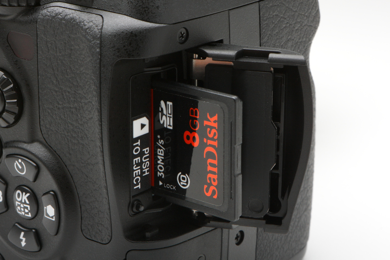 <b>使用メディアはSD/SDHCの各メモリーカード。Wスロットは残念ながら見送られた</b>