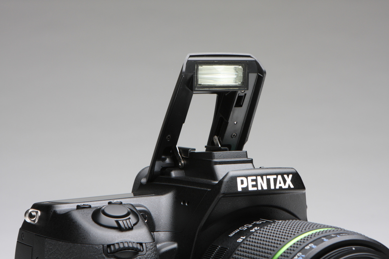 <b>カメラの大きさにくらべ高くポップアップする内蔵ストロボ。ガイドナンバーは13（ISO100・m）、焦点距離18mmの画角をカバーする</b>