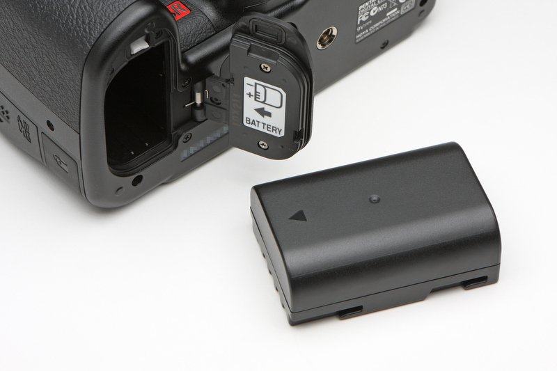 <b>バッテリーはD-LI90とK-7から変更がない。ストロボ発光無しで約980枚の撮影が可能だ（CIPA規格に準拠した測定条件による）</b>