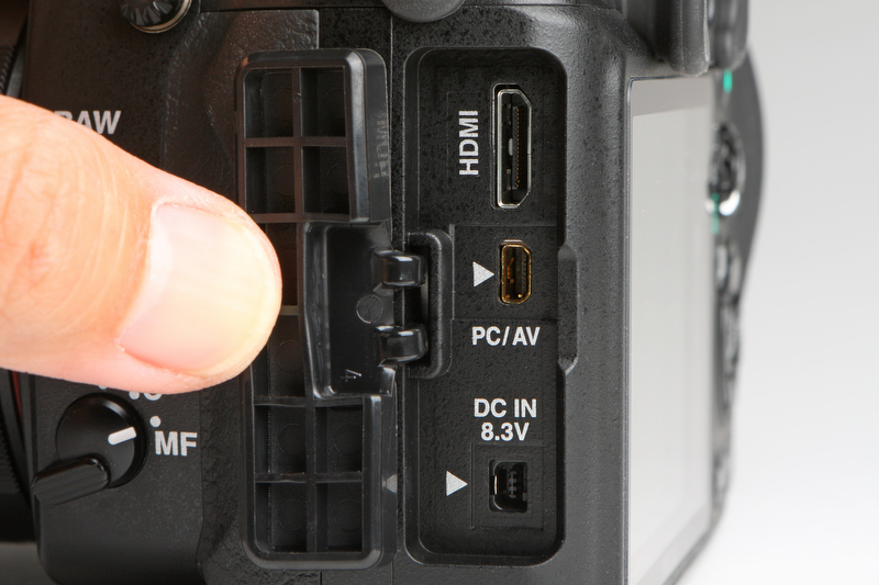 <b>インターフェースとしてPC/AV端子のほかHDMI端子を備える</b>