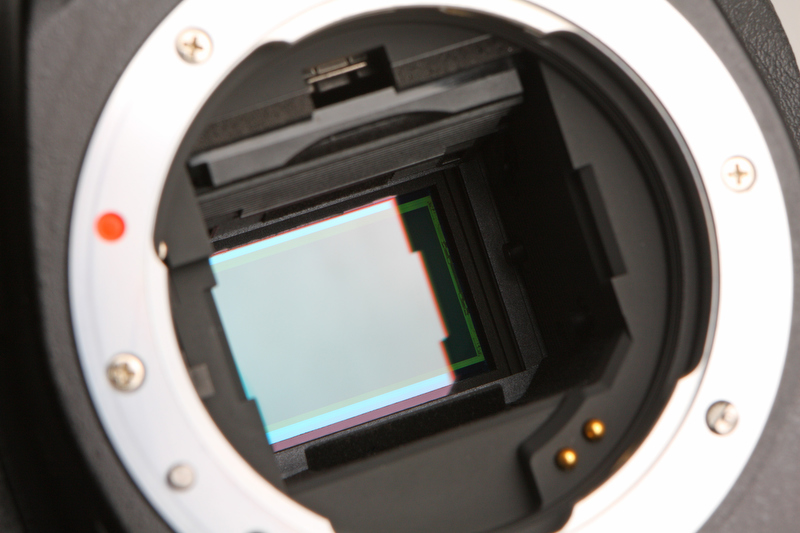 <b>イメージセンサーはソニー製1,628万画素CMOSセンサーを搭載。ニコンD7000やソニーα55のものと同じだ。手ブレ補正機能SRとゴミ除去機能DR IIもK-7より継承する</b>