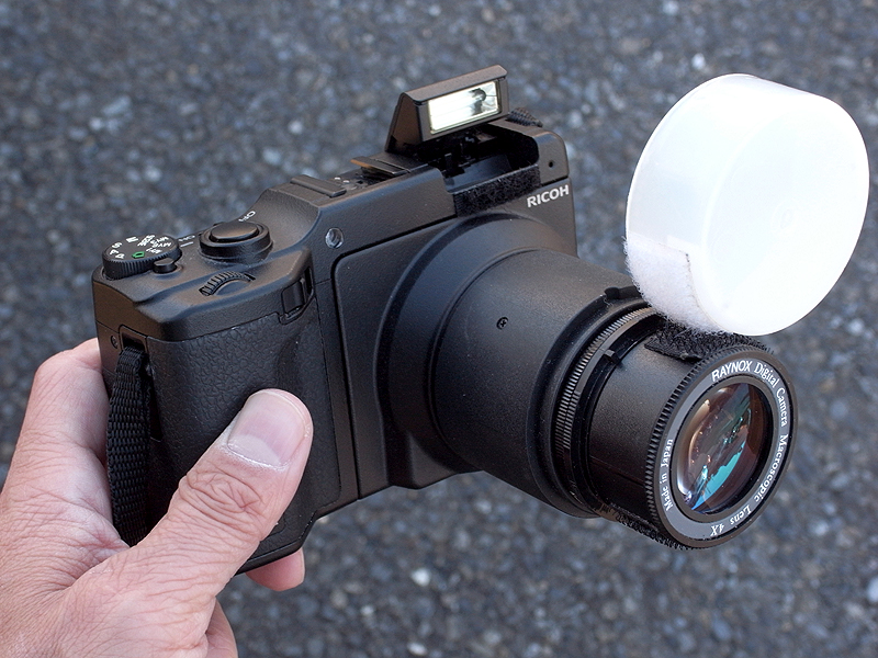 <b>　自作の「高倍率マクロユニット」を装着したリコー「GXR」。「RICOH LENS P10 28-300mm F3.5-5.6 VC」ユニットを改造している。ハンディなサイズで、本格的な高倍率マクロ撮影が気軽に楽しめる。改造工作も比較的簡単だ。</b>