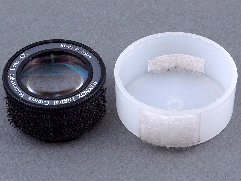 <b>左のシステムから今回使用するのは、レイノックス製「スーパーマクロレンズMSN-202」と、白色のキャップを利用した「ディフューザー兼レンズキャップ」のみ。このレンズを、P10 28-300mm F3.5-5.6 VCユニットに取り付ける工作を行なう</b>