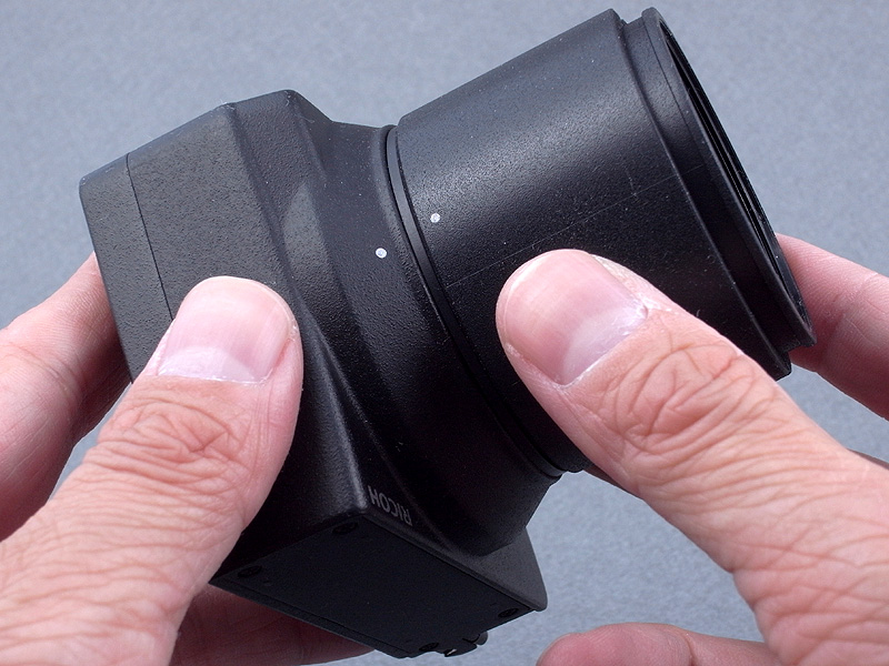 <b>試しに、P10 28-300mm F3.5-5.6 VCユニットにフード&amp;アダプターHA-3をはめてみると、ひねってロックすることができず、手を放すと落下してしまう。あらためて確認すると、P10 28-300mm F3.5-5.6 VCユニットと、S10 24-72mm F2.5-4.4 VCユニットでは、レンズ周囲のマウント形状が若干異なっているのだ</b>