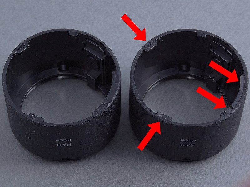 <b>そこでフード&amp;アダプターHA-3の、取り付け爪の一部（赤矢印の箇所）を若干削り取る改造を施した。オリジナル品（左）と、改造品（右）を見比べて欲しい</b>