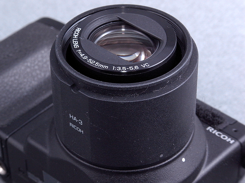 <b>改造したフード&amp;アダプターHA-3を、P10 28-300mm F3.5-5.6 VCユニットに装着してみた。ところがレンズを望遠端までズームすると、アダプターからはみ出してしまう。このせいで、P10 28-300mm F3.5-5.6 VCユニットには、フード＆アダプターHA-3が装着できないよう制限してあった</b>