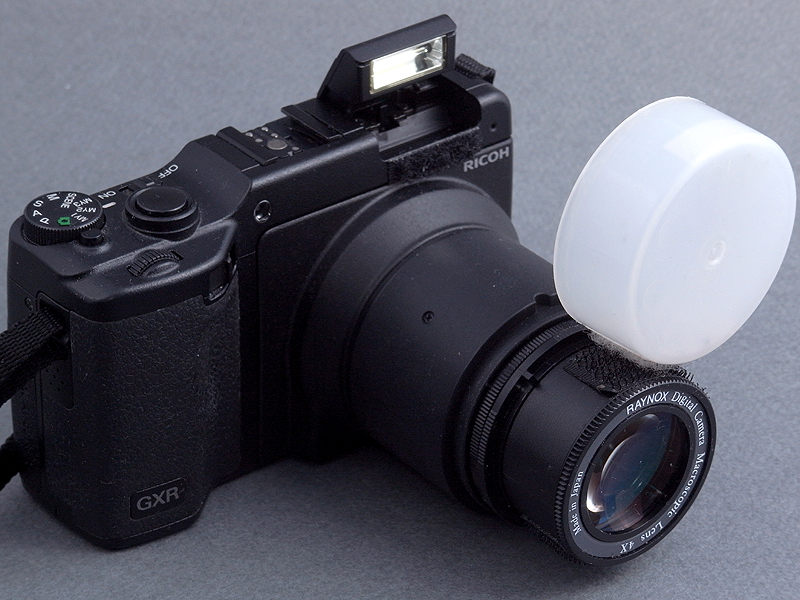 <b>全てのパーツを装着すると、“GXR高倍率マクロユニット”が完成する。R8の改造品に比べてマジックテープの使用も少なく、スマートに仕上げることができた。もちろん画質も機能もアップしている。サイズも少々アップしたが、機能を考えれば十分コンパクトだ</b>