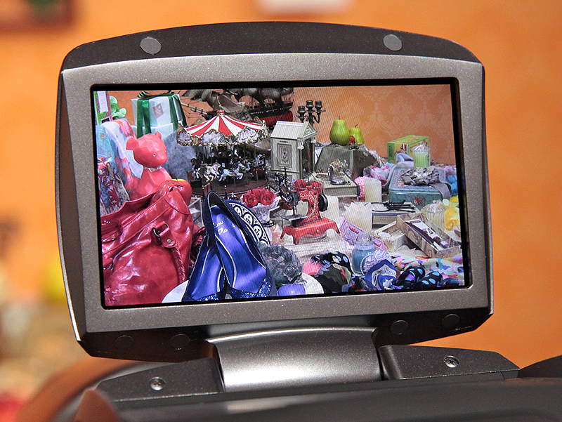 <b>液晶モニターはフリーアングルではない</b>