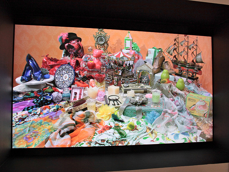 <b>4K映像を56型のディスプレイに映していた</b>