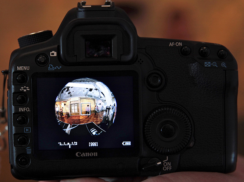 <b>EOS 5D Mark IIで8mmにしたところ。全周魚眼になる</b>