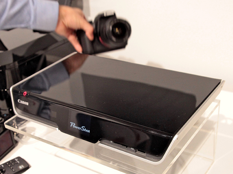 <b>カメラを置く前はクロスメディアステーションの電源が切れているが、カメラを載せると自動的に電源が入り充電と画像の転送を開始する</b>