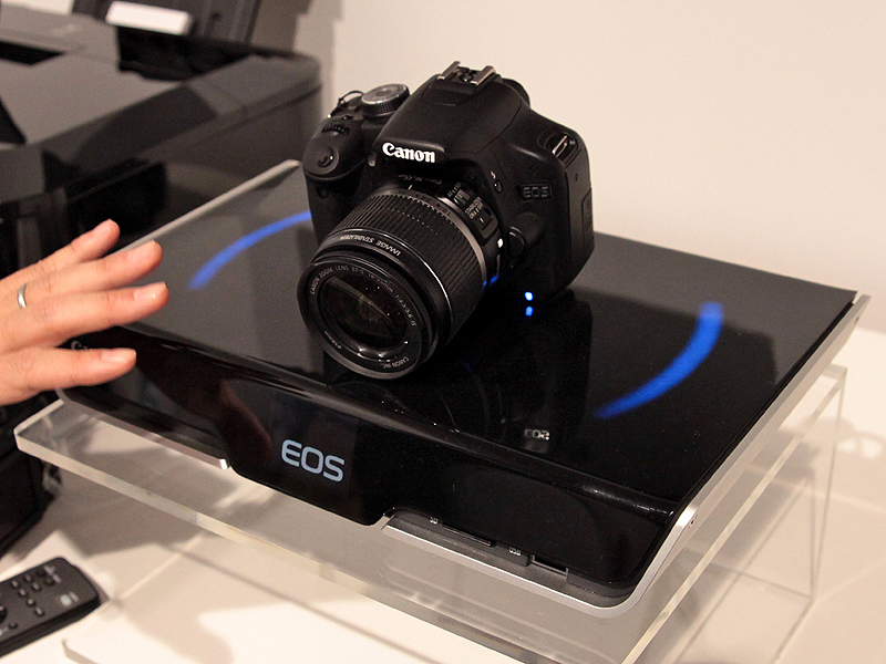 <b>カメラを置く前はクロスメディアステーションの電源が切れているが、カメラを載せると自動的に電源が入り充電と画像の転送を開始する</b>