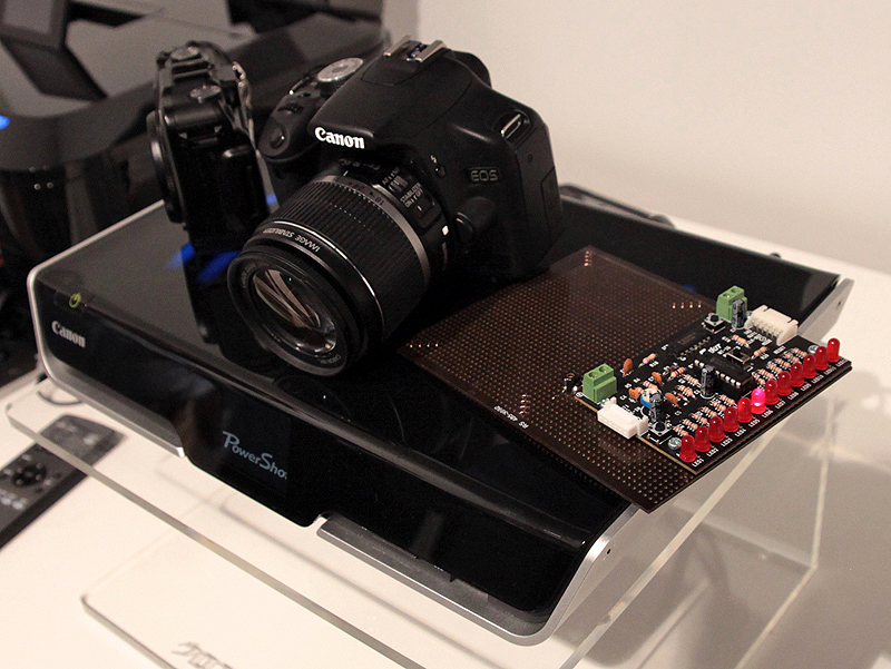 <b>電力の供給があると光るボードを置くとLEDが光る</b>