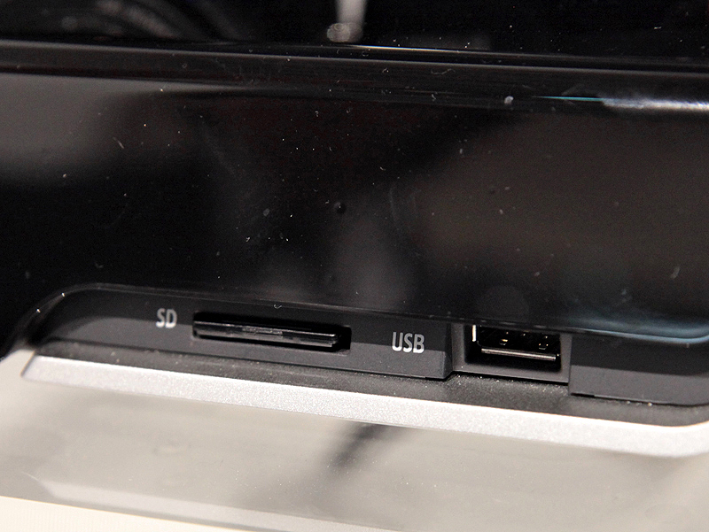 <b>USBスロットやSDカードスロットもあり、既存のカメラでも利用可能になっている</b>