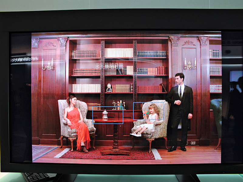 <b>4Kディスプレイに全体を縮小表示したところ。青い四角はフルHDに相当するサイズ</b>