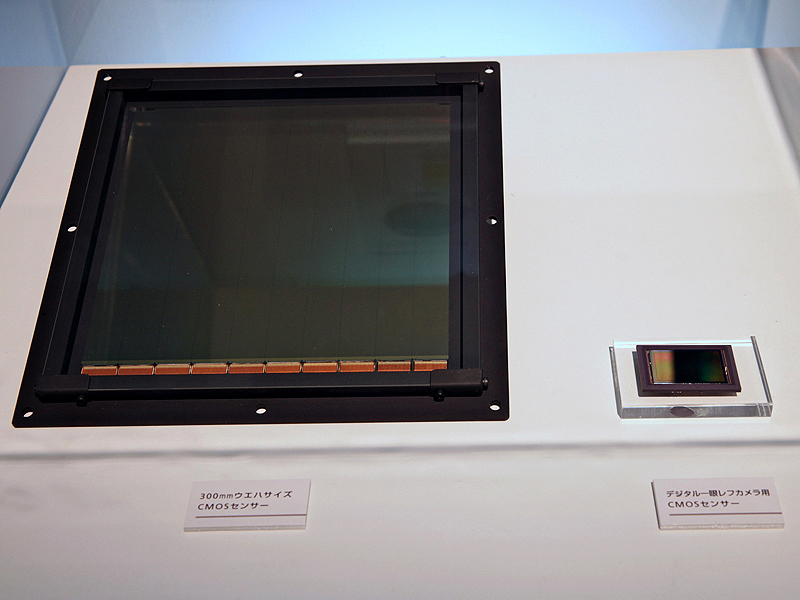 <b>世界最大のCMOSセンサー（左）と35mmフルサイズのCMOSセンサー（右）</b>