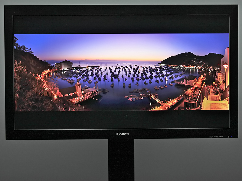 <b>4K対応30型液晶ディスプレイ</b>