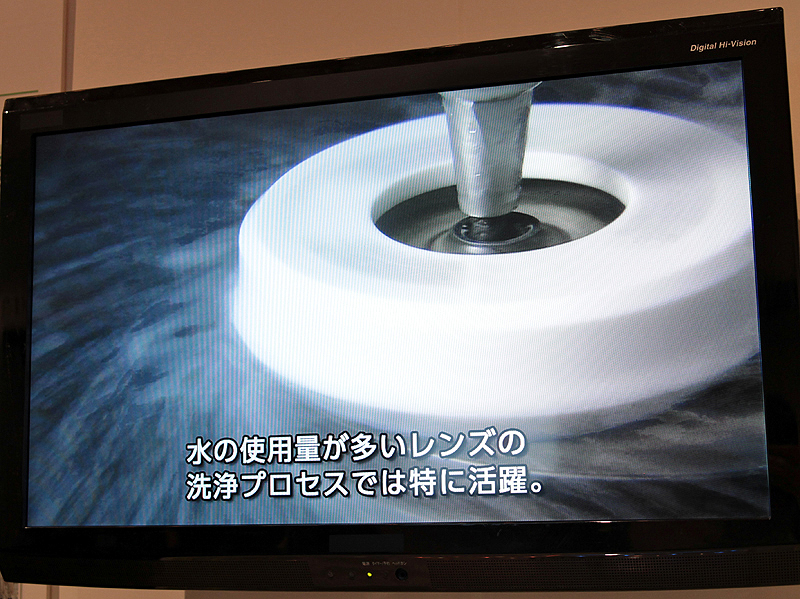 <b>工場内における水のリサイクルは、レンズの製造で効果が高いという</b>