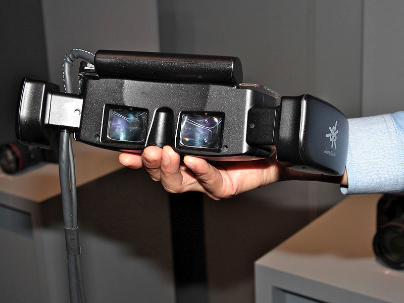 <b>体験者が装着するスコープ</b>