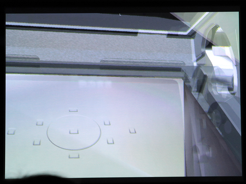 <b>見上げるとそれに合わせてミラーボックスの上が見える</b>