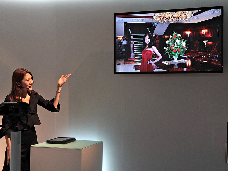 <b>人物切り出しのデモ。複雑な背景（左）からでも人物のみを切り出して、自動で別の背景に合成可能（右）</b>