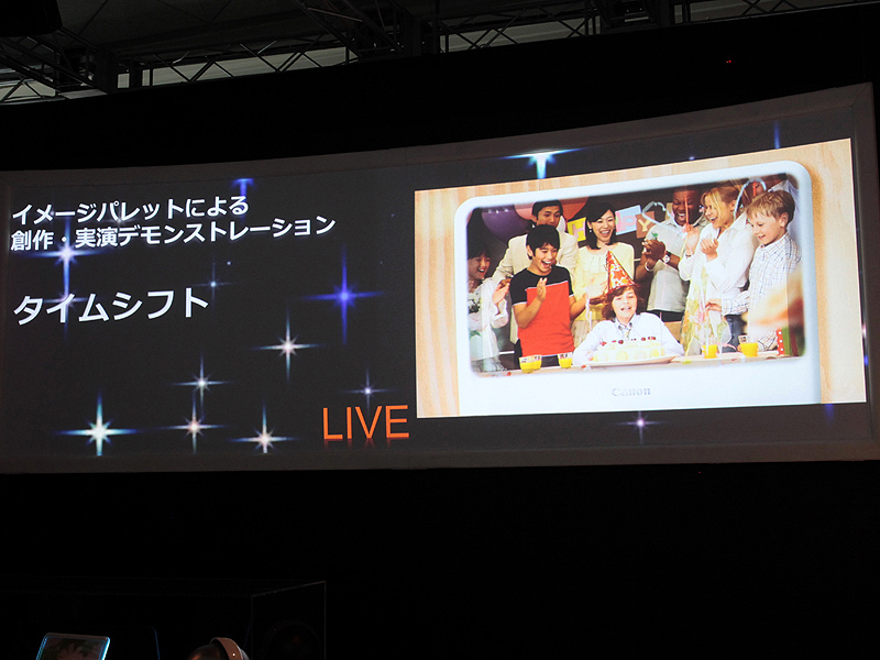 <b>画面をなぞると、動画のコマ送りや巻き戻しのようにしてベストショットを選べる</b>