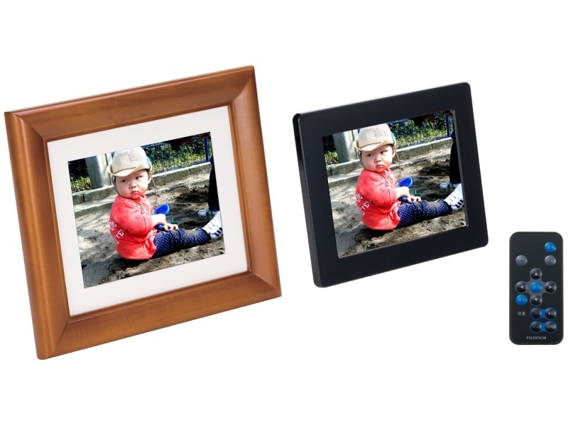 <b>DP-S7V。ウッドフレーム装着時（左）とブラックフレーム装着時</b>