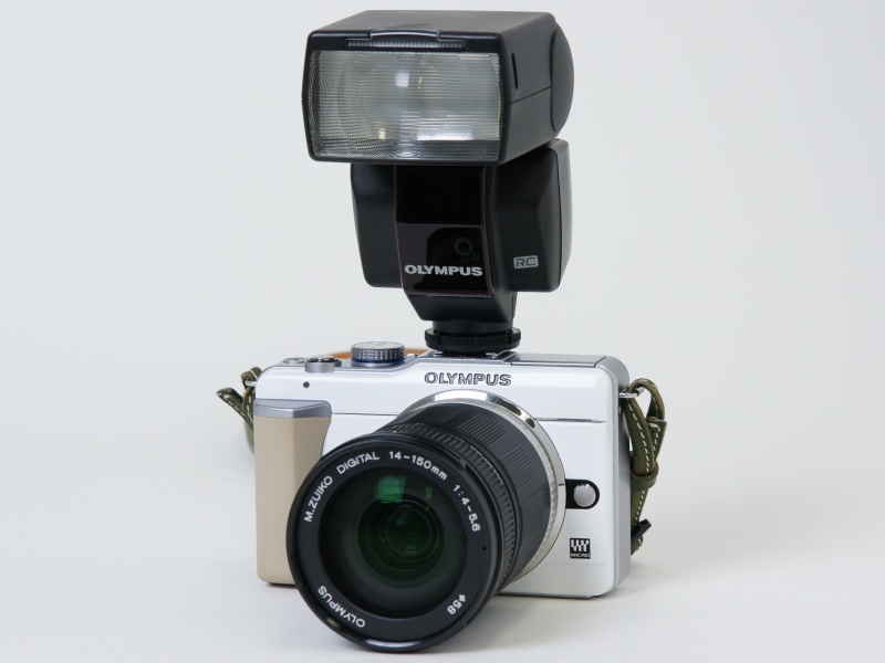 <b>E-PL1にM.ZUIKO DIGITAL ED 14-150mm F4-5.6とFL-36Rを装着したところ</b>