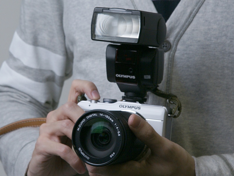 <b>見た目のサイズ感は小型のデジタル一眼レフカメラに近くなる</b>