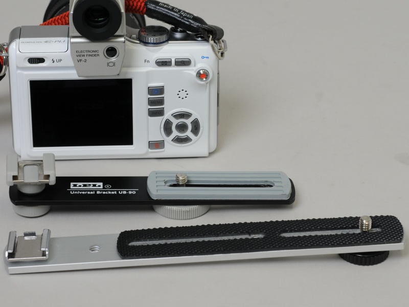 <b>購入したLEDライト用ブラケット2品。奥がLPLの「UB-90」、手前がエツミの「ストレートブラケット」（E-194）</b>