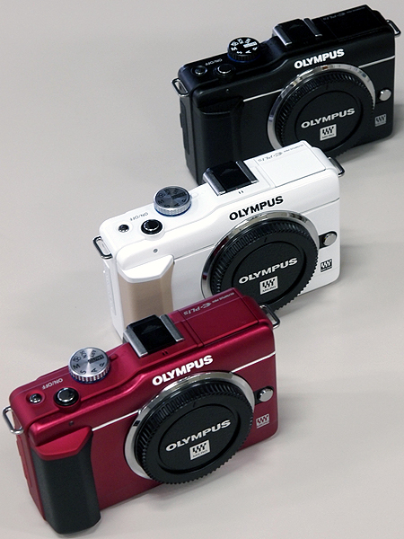 <b>E-PL1s。下からレッド、ホワイト、ブラック。側面もボディと同色にした</b>