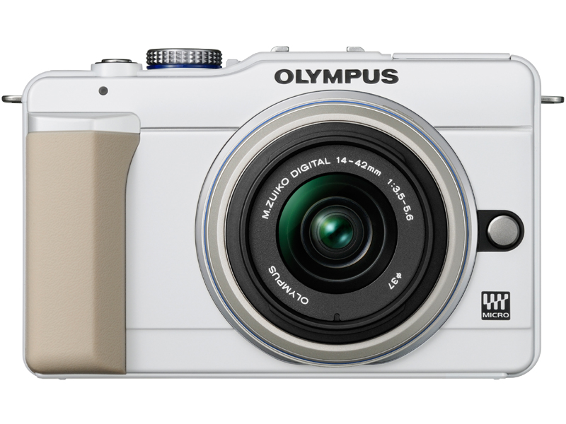 <b>ホワイトにM.ZUIKO DIGITAL 14-42mm F3.5-5.6 IIを装着</b>