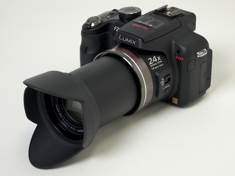 <b>25-600mm相当（35mm判換算）F2.8-5.2の光学24倍ズームレンズを搭載。写真は望遠端にズームさせた状態</b>