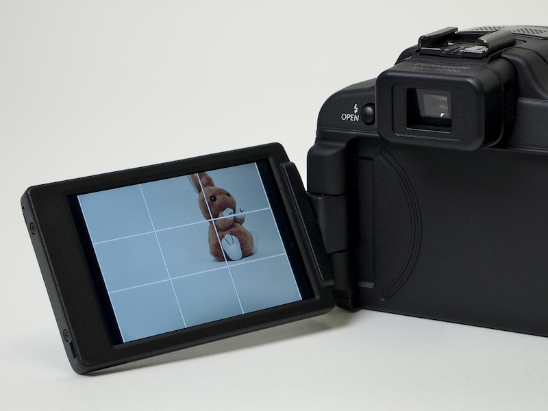 <b>横開きの3型フリーアングル液晶モニターを採用。ドット数は46万</b>