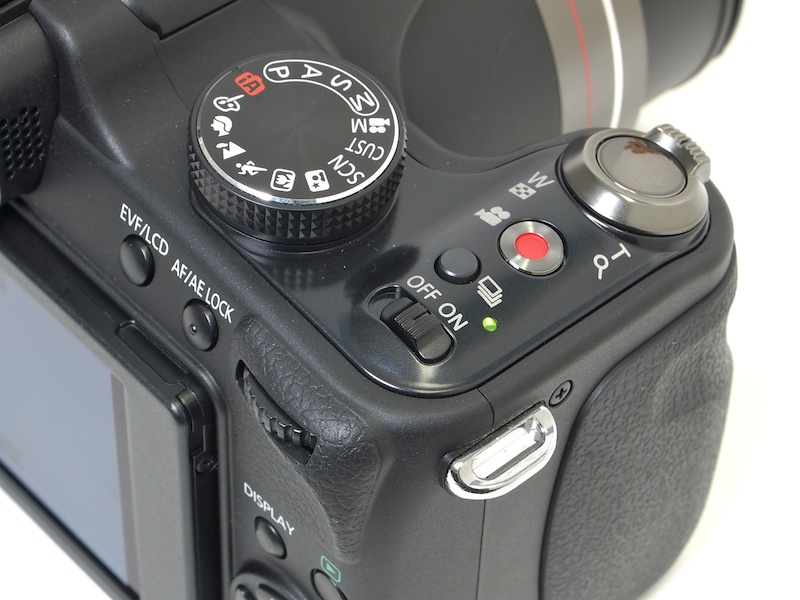 <b>右手側上部の操作部。動画ボタンを備える。電源スイッチはスライド式</b>