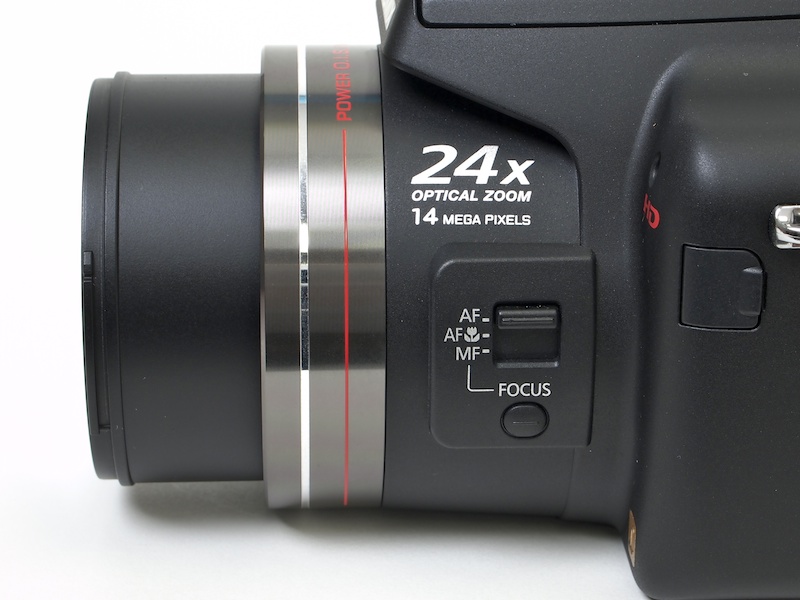 <b>フォーカス切替スイッチを装備。MFに切替えると、画面の一部が拡大表示される「MFアシスト」機能が働く</b>